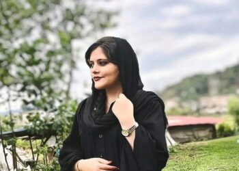 পিটিয়ে মেরে ফেলা তরুনী মাহসা আমিনির পরিবারের বিদেশ ভ্রমণে নিষেধাজ্ঞা জারি করেছে ইরান