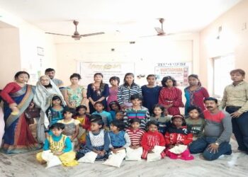 নৈহাটির মুক্তধারা আশ্রমে অসহায় শিশুদের মাঝে স্বামীর জন্মদিন পালন করলেন সমাজসেবী মহিলা