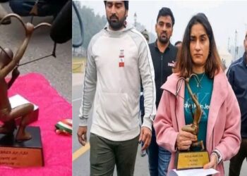 কুস্তিগীর ভিনেশ ফোগাট খেলরত্ন এবং অর্জুন পুরস্কার ফিরিয়ে দিয়েছেন