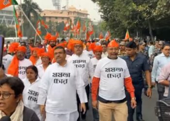 “মমতা চোর” লেখা টি শার্টে পরে আন্দোলন, শুভেন্দুদের বিরুদ্ধে থানায় অভিযোগ তৃণমূলের