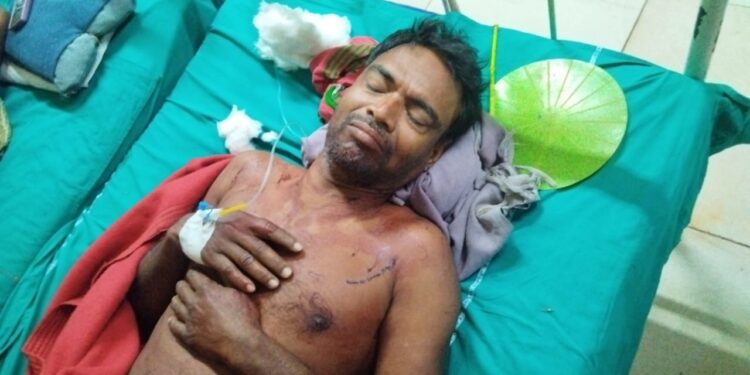 কাটোয়ায় মন্দিরের পাশে ক্লাবঘর নির্মাণে নিয়ে দুই পাড়ার সংঘর্ষ, আহত ১, গ্রেফতার ২