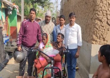 ভাতারের অসহায় বিধবা পানবতী দাসের দিকে সাহায্যের হাত বাড়ালেন সমাজকর্মী মিরাজ আলি ও শেখ আমির