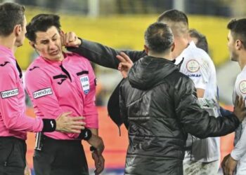 রেফারির মুখে ঘুষি, তুর্কির ফুটবল লিগ অনির্দিষ্টকালের জন্য স্থগিত