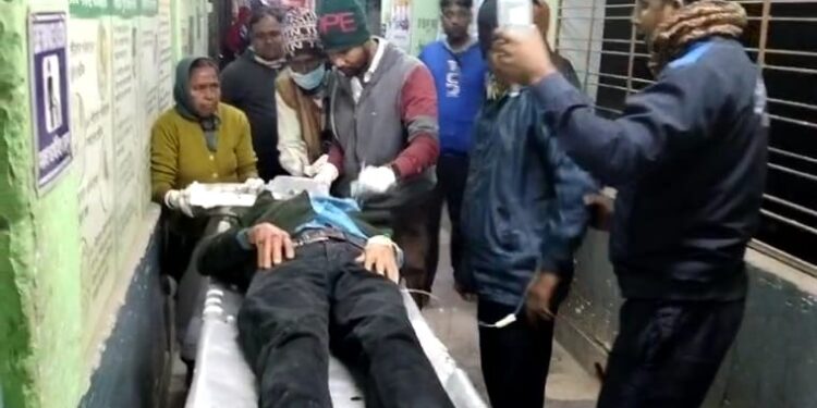 মন্তেশ্বরে বেপরোয়া লরির ধাক্কায় আহত চারচাকা গাড়ির চালকসহ ৮, গুরুতর গাড়ির চালক ও এক মহিলা