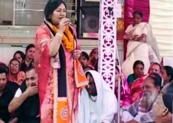 ভোট চাইতে মন্দিরে গেলেন আওয়ামী লীগের প্রার্থী মমতাজ বেগম