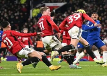 ম্যানচেস্টার ইউনাইটেড ফুটবল দল চেলসিকে ২-১ গোলে হারিয়েছে