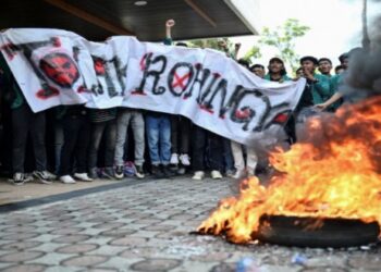 রোহিঙ্গাদের দেশ থেকে তাড়ানোর দাবিতে ব্যাপক বিক্ষোভ ইন্দোনেশিয়ায়, রোহিঙ্গা ক্যাম্পে হামলা