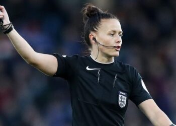 প্রথমবারের মত ইংলিশ প্রিমিয়ার লিগের খেলা পরিচালনা করলেন মহিলা রেফারিকে