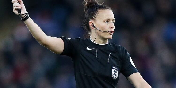 প্রথমবারের মত ইংলিশ প্রিমিয়ার লিগের খেলা পরিচালনা করলেন মহিলা রেফারিকে