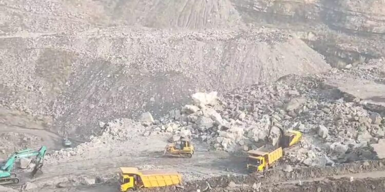 আসানসোলে কয়লা খনির বিস্ফোরণে ঘরবাড়ি ও রাস্তাঘাটে সৃষ্টি হচ্ছে ফাটল, আতঙ্কে এলাকার বাসিন্দারা