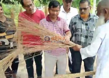 ঝাঁটাকে আঁকড়েই বাংলার যুবকদের ক্ষুদ্র ও কাটির শিল্পের দিশা দেখাচ্ছেন প্রৌঢ় সামাদ