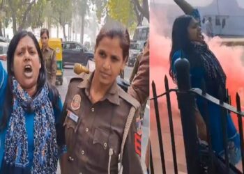 সংসদ ভবনে ‘স্মোক বোমা’ নিয়ে হামলা, এক হামলাকারীকে ধরে বেদম পেটালো সাংসদরা, আটক ৪