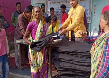 দুঃস্থদের কম্বল বিতরণ করল কেতুগ্রামের স্বেচ্ছাসেবী সংস্থা
