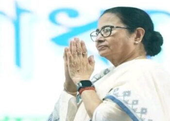 বকেয়া টাকা দেওয়ার দাবি জানাতে দিল্লির উদ্দেশ্যে রওনা হওয়ার আগে কেন্দ্রকে তোপ দাগলেন মমতা