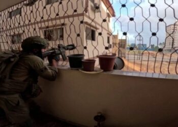 গাজার স্কুল থেকে বিপুল পরিমান অস্ত্র উদ্ধার করল ইসরায়েলি সেনা