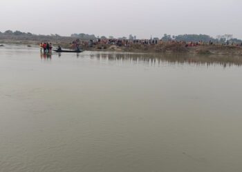 পায়ে হেঁটে অজয় নদ পারাপার করতে গিয়ে গভীর খাদে তলিয়ে গেলেন এক ব্যক্তি