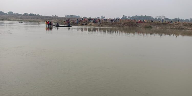 পায়ে হেঁটে অজয় নদ পারাপার করতে গিয়ে গভীর খাদে তলিয়ে গেলেন এক ব্যক্তি