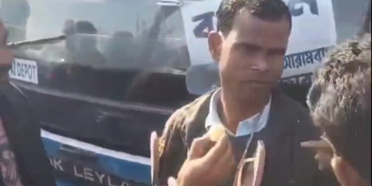 ধর্মঘট অমান্যকারী বাস ও গাড়ির চালকদের গলায় জুতোর মালা পরিয়ে দিলেন নয়া পরিবহন আইনের প্রতিবাদীরা