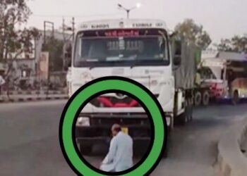 ট্রাক দাঁড় করিয়ে রাস্তার মাঝে নামাজ, গুজরাটে গ্রেফতার চালক