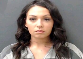 ক্লাসে ১৬ বছরের ছাত্রের সাথে উদ্দাম যৌনতায় মেতে শিক্ষিকা, বাইরে পাহাড়ায় অন্য পড়ুয়ারা