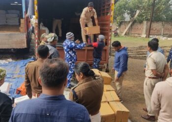 বাংলাদেশ পাচারের আগে প্রায় ১ কোটি টাকা মূল্যের নিষিদ্ধ ফেন্সিডিল সিরাপ উদ্ধার করল ভাতার থানার পুলিশ