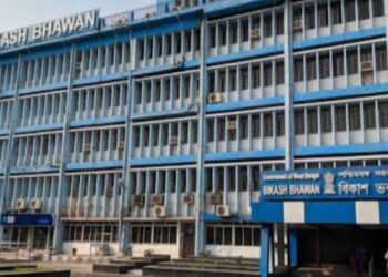 বেআইনিভাবে স্ত্রীকে চাকরি পাইয়ে দেওয়ার অভিযোগে এসএসসির পশ্চিমাঞ্চলের চেয়ারম্যান শেখ সিরাজউদ্দিনকে সরিয়ে দিল রাজ্য সরকার