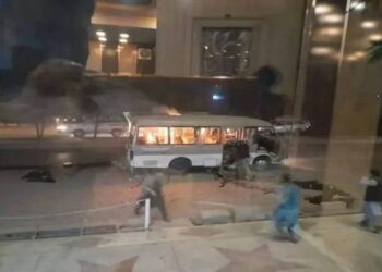 কাবুলে যাত্রীবাহী বাসে হামলা চালিয়েছে ইসলামি স্টেটের সন্ত্রাসীরা, বিস্ফোরণে মৃত কয়েক ডজন মানুষ