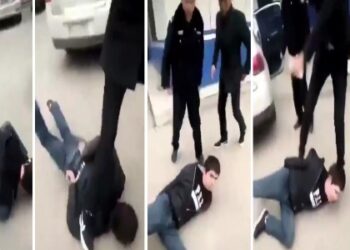 চীনে উইঘুর  মুসলিম যুবককে প্রকাশ্য রাস্তায় ফেলে নির্মমভাবে লাথি মারল ২ পুলিশ