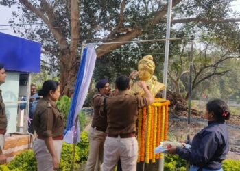 ভাতার থানায় স্বামী বিবেকানন্দের মূর্তি উন্মোচন