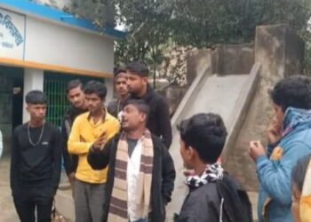 কাটোয়ার প্রাথমিক স্কুলের প্রধান শিক্ষিককে আটকে রেখে বিক্ষোভ