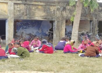 নেই মিডডে মিল খাওয়ার ঘর, ‘দিদিকে বলো’তে জানিয়েও সুরাহা হয়নি, বছরের পর বছর ধরে ফাঁকা মাঠে বসেই মিড-ডে মিল খায় কন্যাশ্রীরা