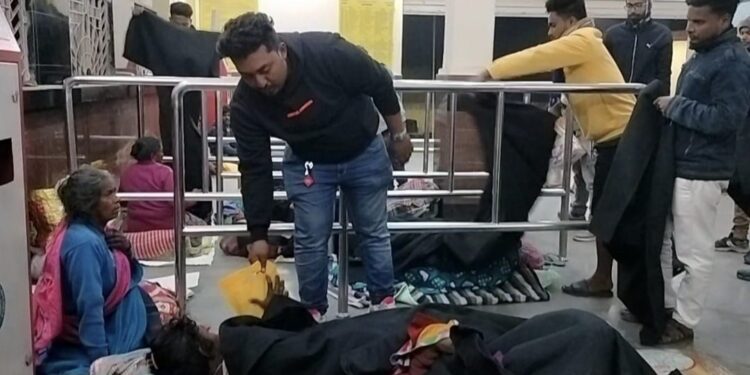 দুঃস্থদের কম্বল বিতরণ করলেন গুসকরার যুবক