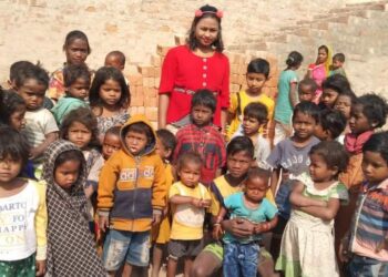 ইঁটভাটার শিশুদের সঙ্গে মেয়ের জন্মদিন পালন করলেন কাঁচড়াপাড়ার দম্পতি