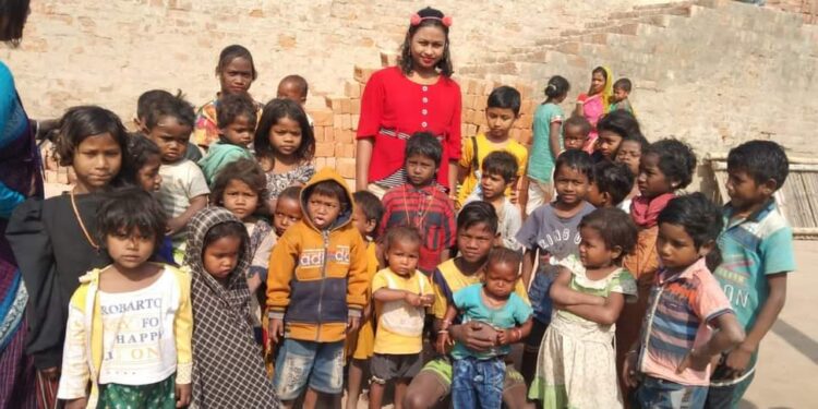 ইঁটভাটার শিশুদের সঙ্গে মেয়ের জন্মদিন পালন করলেন কাঁচড়াপাড়ার দম্পতি