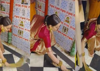 অযোধ্যার হনুমান গড়ি মন্দিরের মেঝে সাফাই করলেন বলিউড অভিনেত্রী কঙ্গনা রানাউত