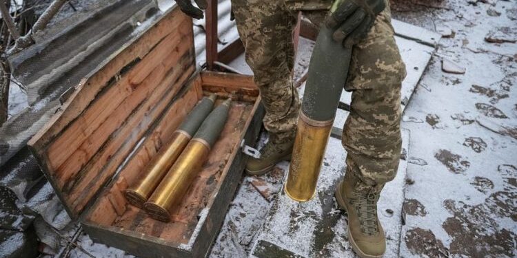 ইউক্রেনে সেনাবাহিনীর অস্ত্র কেনায় ৪০ মিলিয়ন ডলারের দুর্নীতি