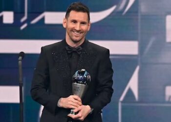 টানা দ্বিতীয়বারের মতো বছরের সেরা খেলোয়াড় হয়েছেন লিওনেল মেসি
