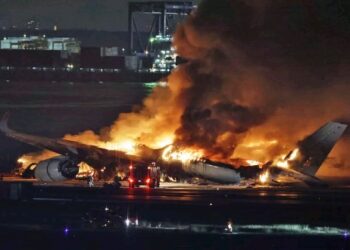 টোকিওর হানেদা বিমানবন্দরে যাত্রীবাহী বিমান ও মাঝারি পাল্লার বিমানের সংঘর্ষে ভয়াবহ অগ্নিকাণ্ড
