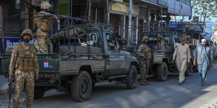 বেলুচিস্তানে কারাগার সহ একাধিক সরকারী অফিসে বিদ্রোহীদের হামলায় মৃত অর্ধ শতাধিক
