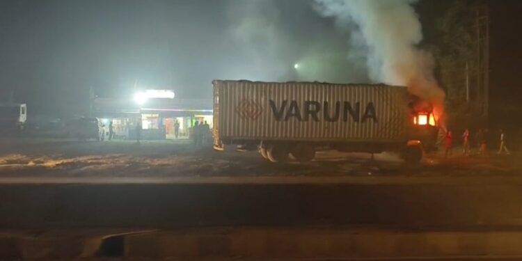 দাঁড়িয়ে থাকা ট্রাকে অগ্নিকাণ্ড ঘিরে চাঞ্চল্য আসানসোলে