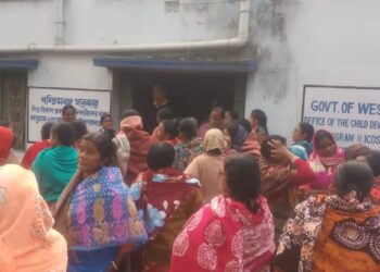 মিডিডে মিলে ‘ডিম সমস্যা’, গ্রামবাসীদের রোষ আর অফিসের শাস্তির মুখে পড়া ক্ষিপ্ত অঙ্গনওয়াড়ি কর্মীদের বিক্ষোভ