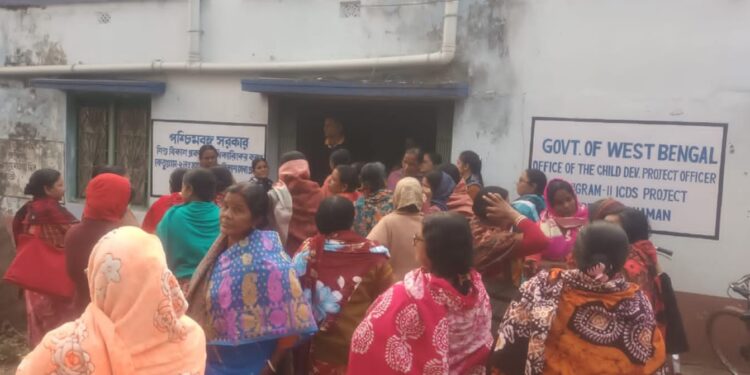 মিডিডে মিলে ‘ডিম সমস্যা’, গ্রামবাসীদের রোষ আর অফিসের শাস্তির মুখে পড়া ক্ষিপ্ত অঙ্গনওয়াড়ি কর্মীদের বিক্ষোভ