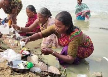 মহালয়ার দিনে নয়,মকর সংক্রান্তির পরদিন আদিবাসীরা পূণ্যস্নান ও তর্পণ সারলেন দামোদরে