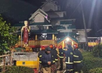 কক্সবাজারের ১৫০ বছরের পুরানো কাঠের তৈরি উসাইচেন বৌদ্ধ বিহারে আগুন ধরিয়ে দিল সন্ত্রাসী