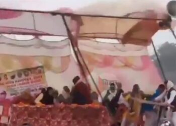 রাম মন্দিরের বিরোধিতা করে বক্তব্য রাখার সময় মঞ্চ ভেঙে উলটে পড়লেন প্রাক্তন জেডিইউ সাংসদ আনোয়ার আনসারি