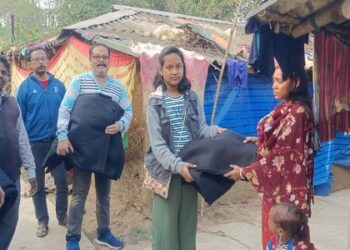 দুঃস্থদের দিকে সাহায্যের হাত বাড়িয়ে দিল হরিপালের স্বেচ্ছাসেবী সংস্থা