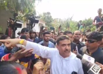 শুভেন্দু অধিকারীকে কাছে পেয়ে ‘সেখ শাহজানের ফাঁসি চাই’ শ্লোগান তুললেন সন্দেশখালির মহিলারা