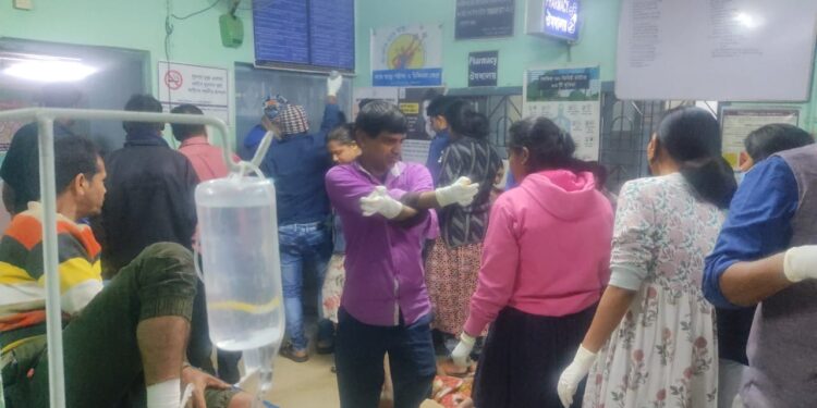 ভাতারে বেপরোয়া গতির যাত্রীবাহী বাস উলটে আহত ৩৭, আশঙ্কাজনক ৩