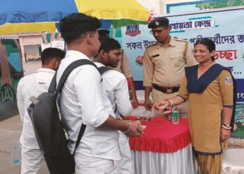 উচ্চ মাধ্যমিক পরীক্ষার্থীদের শুভেচ্ছা জানালো নিউ ব্যারাকপুর থানা