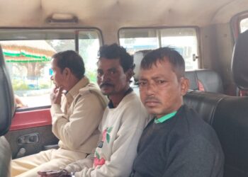 দুই চোলাই মদের কারবারিকে গ্রেফতার করেছে ভাতার থানার পুলিশ, উদ্ধার ৪৫ লিটার মদ